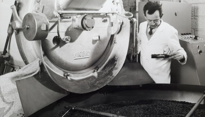 Découvrez notre article sur l'histoire des cafés Charles Danican et de la brûlerie au Havre.