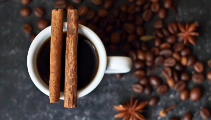 Que peut on rajouter au café qui ne soit ni sucre, ni crème ?