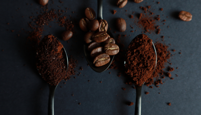 Cuillère avec café en grains et en poudre
