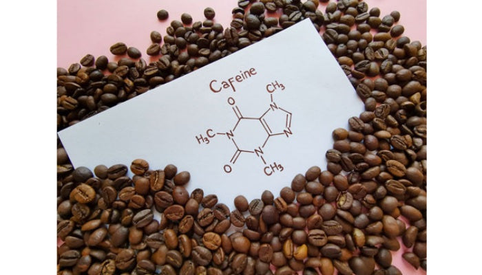 molécule de caféine et grains de café torréfiés